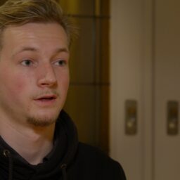 Geschorste leerling keert terug als meester