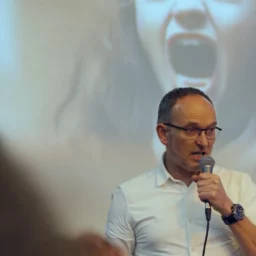 De warme hand, de zachte stem en de liefdevolle blik